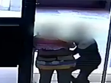 Vídeo del momento en el que un joven roba a una mujer de 85 años Vídeo del momento en el que un joven roba a una mujer de 85 años