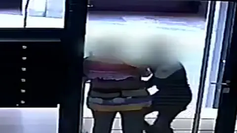 Vídeo del momento en el que un joven roba a una mujer de 85 años Vídeo del momento en el que un joven roba a una mujer de 85 años