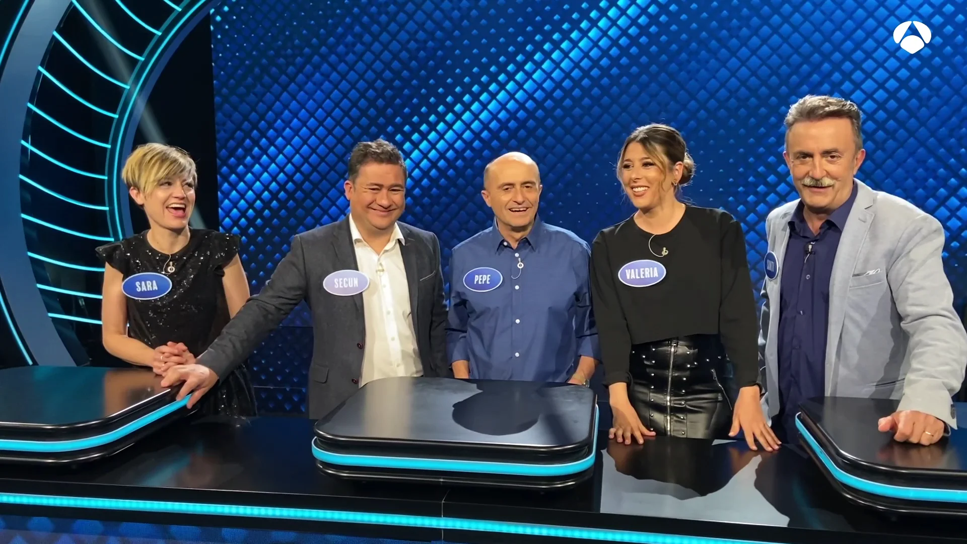 Los 'Cómicos' piden apoyo para poder ganar este viernes en 'Family Feud': "Que algo nos salga bien alguna vez" Los 'Cómicos' piden apoyo para poder ganar este viernes en 'Family Feud': "Que algo nos salga bien alguna vez"