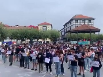 Jóvenes de Plentzia se concentran en protesta de la "desproporción" de la Ertzaintza durante las 'no fiestas'