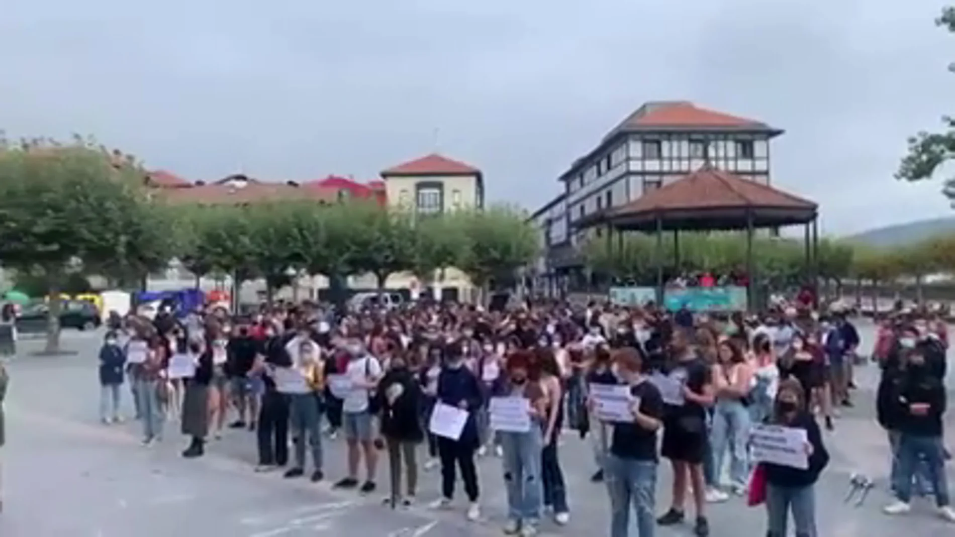 Jóvenes de Plentzia se concentran en protesta de la "desproporción" de la Ertzaintza durante las 'no fiestas'