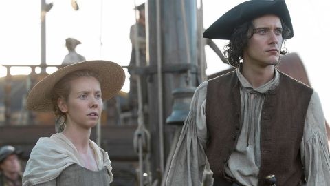 Lauren Lyle y César Domboy como Marsali y Fergus en 'Outlander