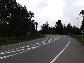 Circula al doble de la velocidad permitida y se libra de la multa por no poder ser identificado