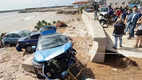 El presidente de la Generalitat, Pere Aragonès (c) acompañado por el alcalde de Alcanar (Tarragona), Joan Roig (i) , durante la visita que el presidente catalán ha realizado a las comarcas afectadas por la lluvia torrencial El presidente de la Generalitat, Pere Aragonès (c) acompañado por el alcalde de Alcanar (Tarragona), Joan Roig (i) , durante la visita que el presidente catalán ha realizado a las comarcas afectadas por la lluvia torrencial