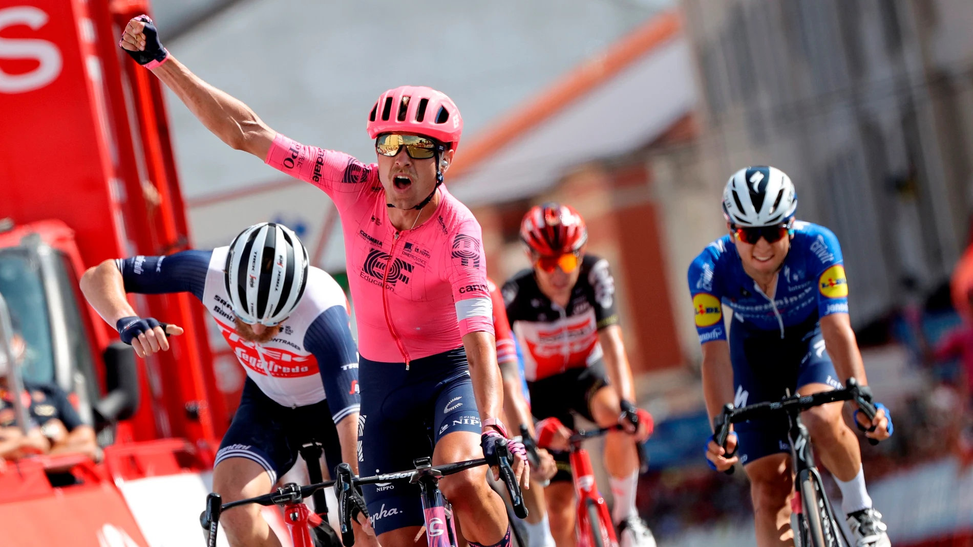 Cort Nielsen gana al sprint su tercera etapa en esta Vuelta España y Roglic asegura el maillot un día más