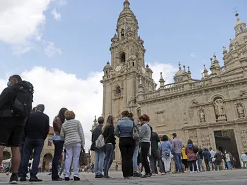 Turistas y peregrinos hacen cola para entrar a la catedral de Santiago de Compostela por la Puerta Santa Turistas y peregrinos hacen cola para entrar a la catedral de Santiago de Compostela por la Puerta Santa