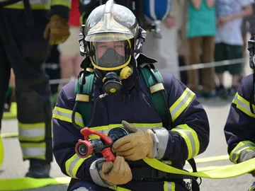 Los bomberos de Torrevieja rescatan a un hombre de 185 kilos que no podía salir de su casa Los bomberos de Torrevieja rescatan a un hombre de 185 kilos que no podía salir de su casa