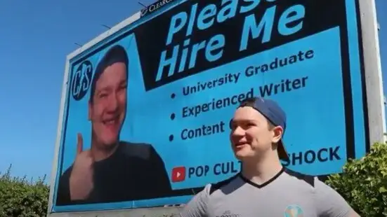 Un hombre en Irlanda del Norte invierte en una valla publicitaria para encontrar trabajo
