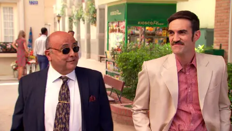 Germán le enseña a Raúl el barrio donde quieren montar otra juguetería Garlo y le ordena un difícil cometido Germán le enseña a Raúl el barrio donde quieren montar otra juguetería Garlo y le ordena un difícil cometido