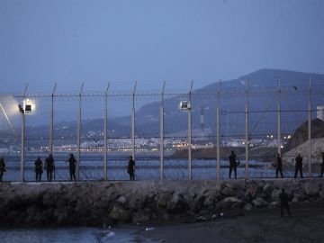 Muere un inmigrante marroquí al intentar entrar a nado en Ceuta