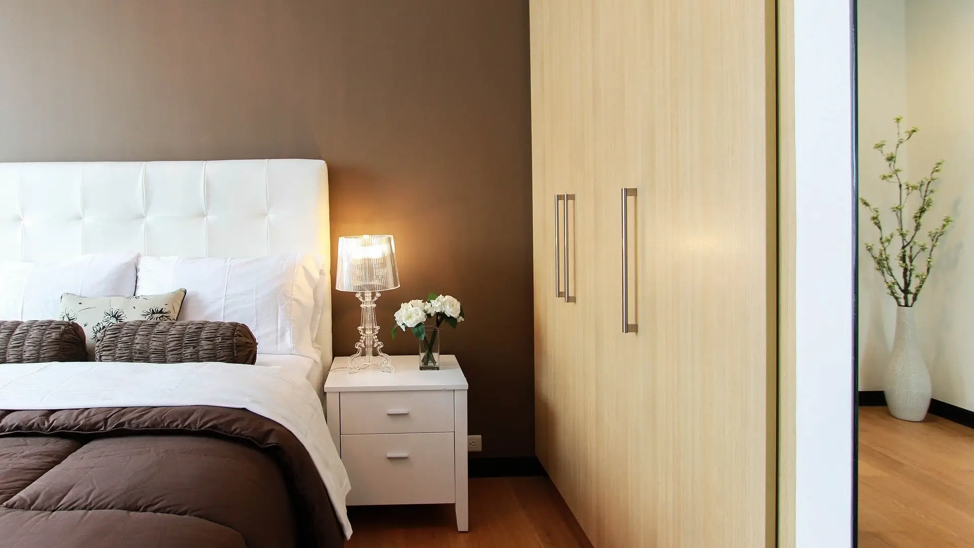 C&oacute;mo encontrar c&aacute;maras ocultas en un Airbnb o una habitaci&oacute;n de hotel
