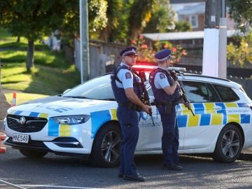 Dos policías cerca de la zona del atentado en Nueva Zelanda