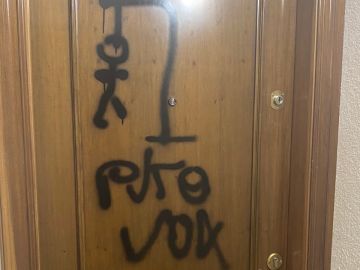 Hacen una pintada con amenazas en la puerta de Toni López, diputado catalán de Vox