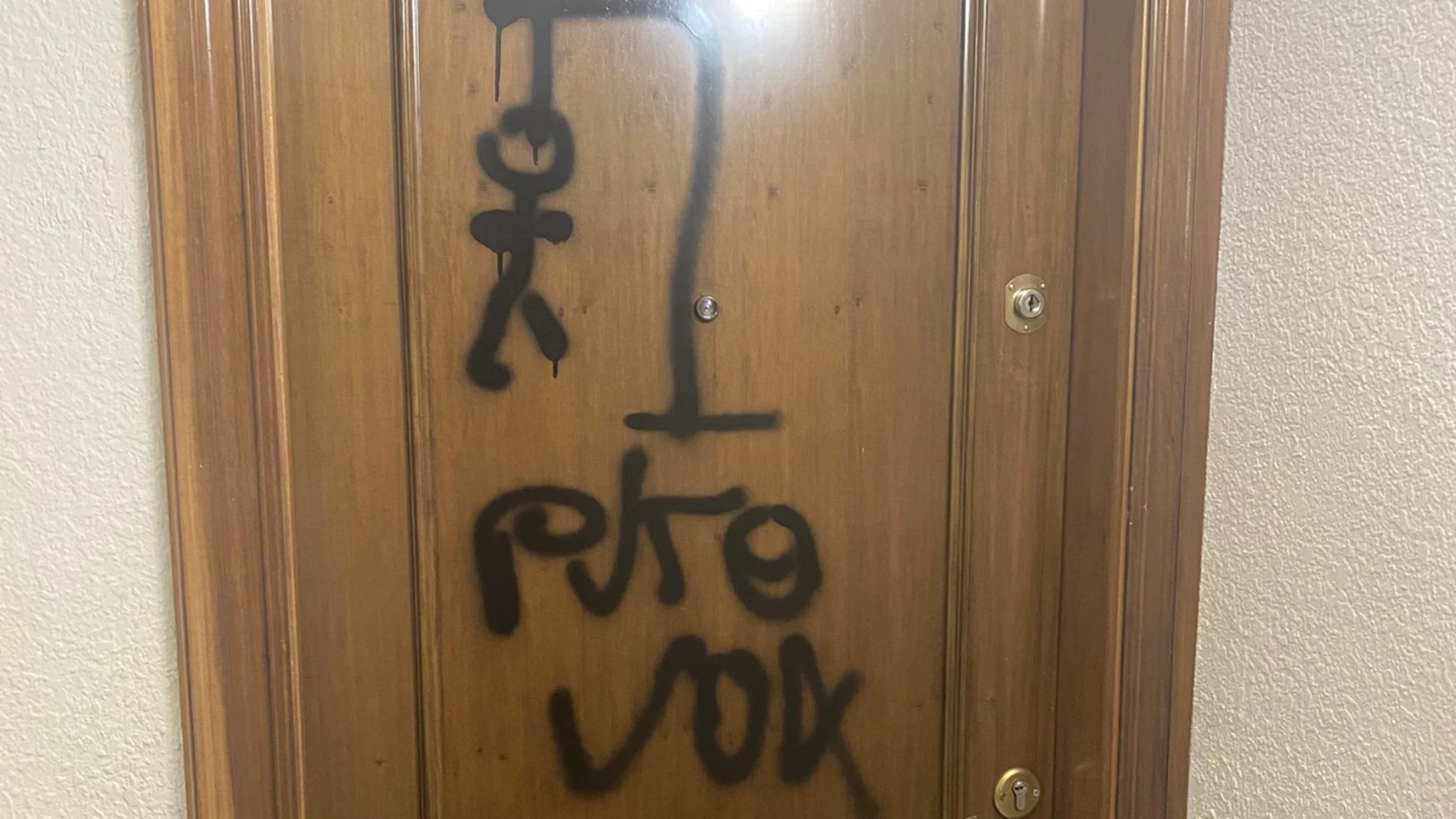Hacen una pintada con amenazas en la puerta de Toni López, diputado catalán de Vox Hacen una pintada con amenazas en la puerta de Toni López, diputado catalán de Vox