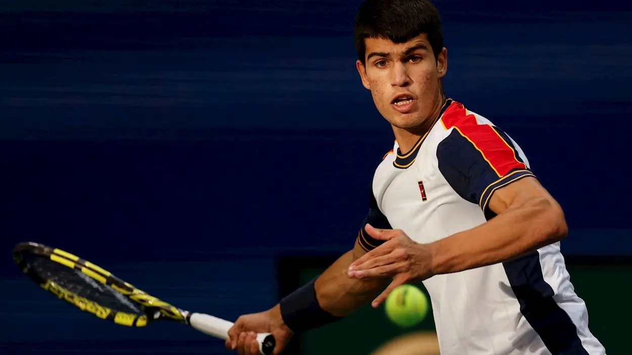 Carlos Alcaraz de Espa&ntilde;a golpea un regreso a Stefanos Tsitsipas de Grecia