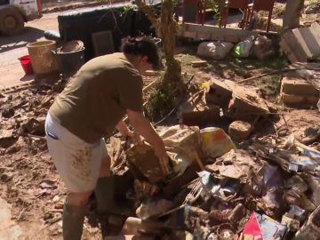 Los vecinos de las zonas más afectadas por la DANA siguen trabajando por limpiar los destrozos y denuncian robos