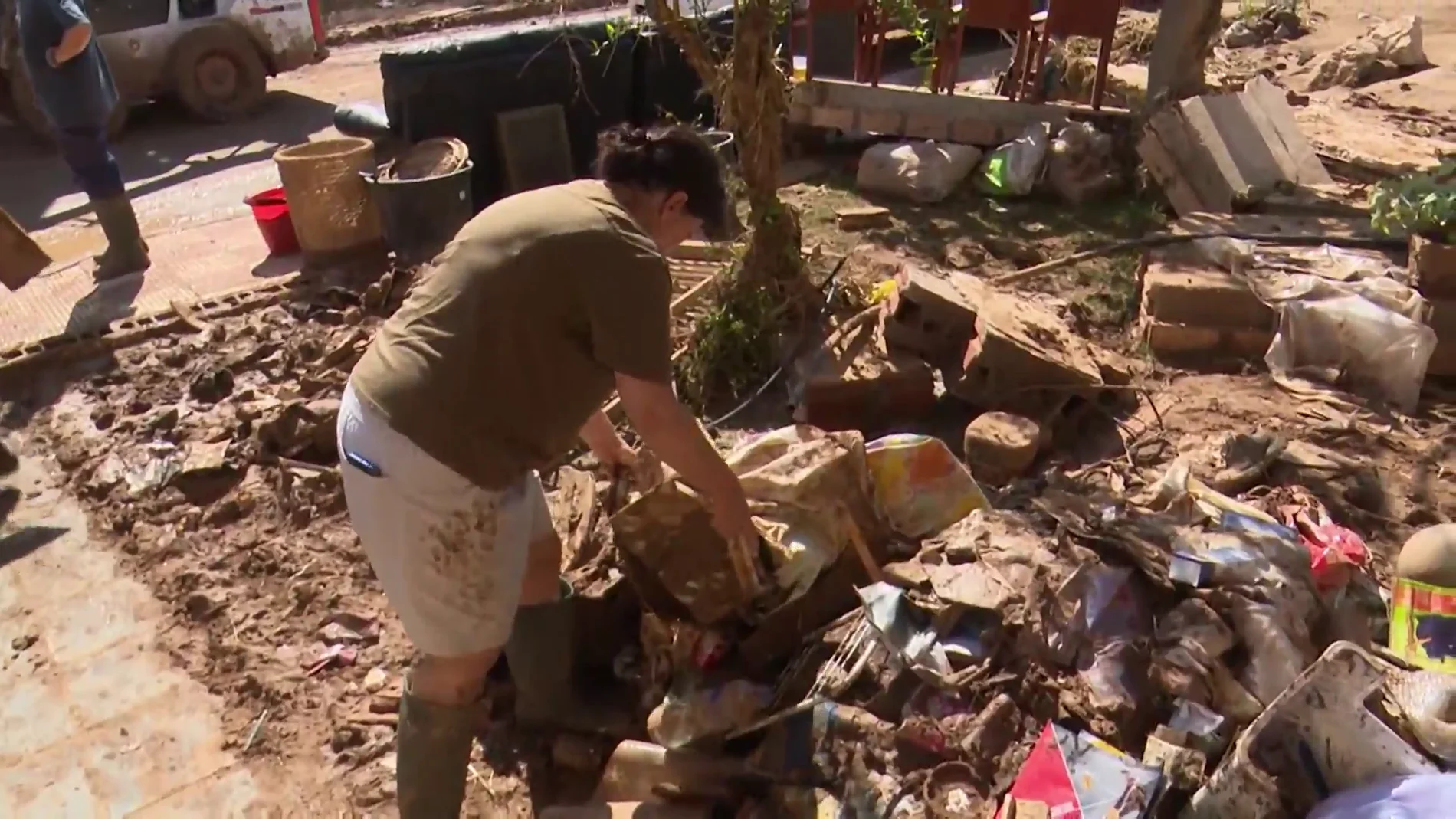Los vecinos de las zonas más afectadas por la DANA siguen trabajando por limpiar los destrozos y denuncian robos