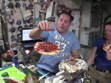 Los astronautas de la Estación Espacial Internacional preparan pizza