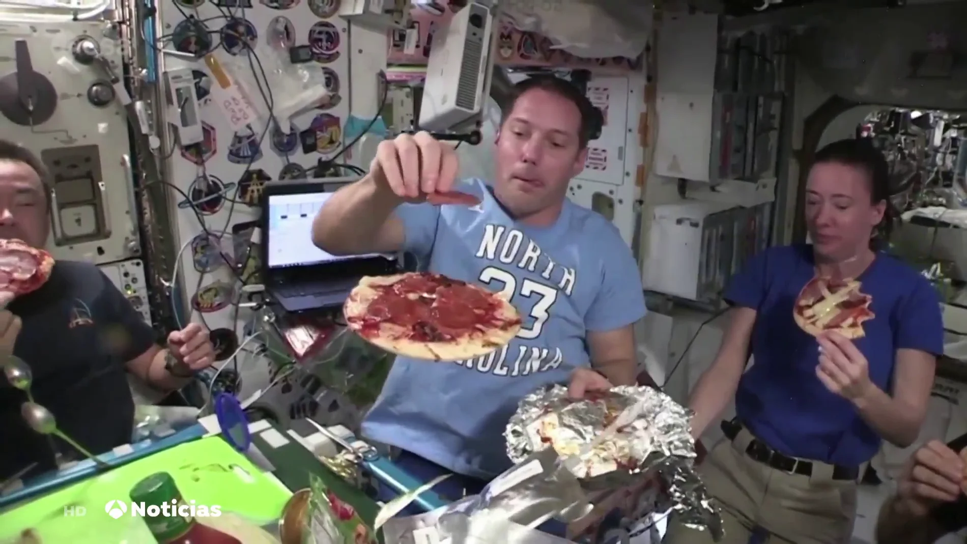 Los astronautas de la Estación Espacial Internacional preparan pizza