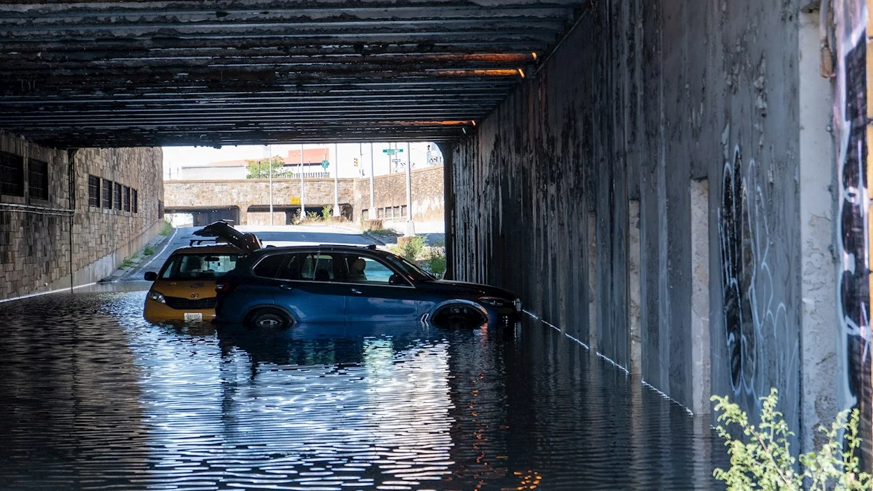 Ida, que toc&oacute; tierra como hurac&aacute;n categor&iacute;a 4 en el sur de Estados Unidos, alcanz&oacute; el noreste del pa&iacute;s el mi&eacute;rcoles como tormenta y caus&oacute; estragos en varios estados, especialmente en Nueva Jersey y en el vecino Nueva York, donde hasta ahora se han confirmado al menos 15 fallecimientos, 13 de ellos en la Gran Manzana