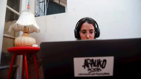 Una mujer trabajando desde su casa Una mujer trabajando desde su casa