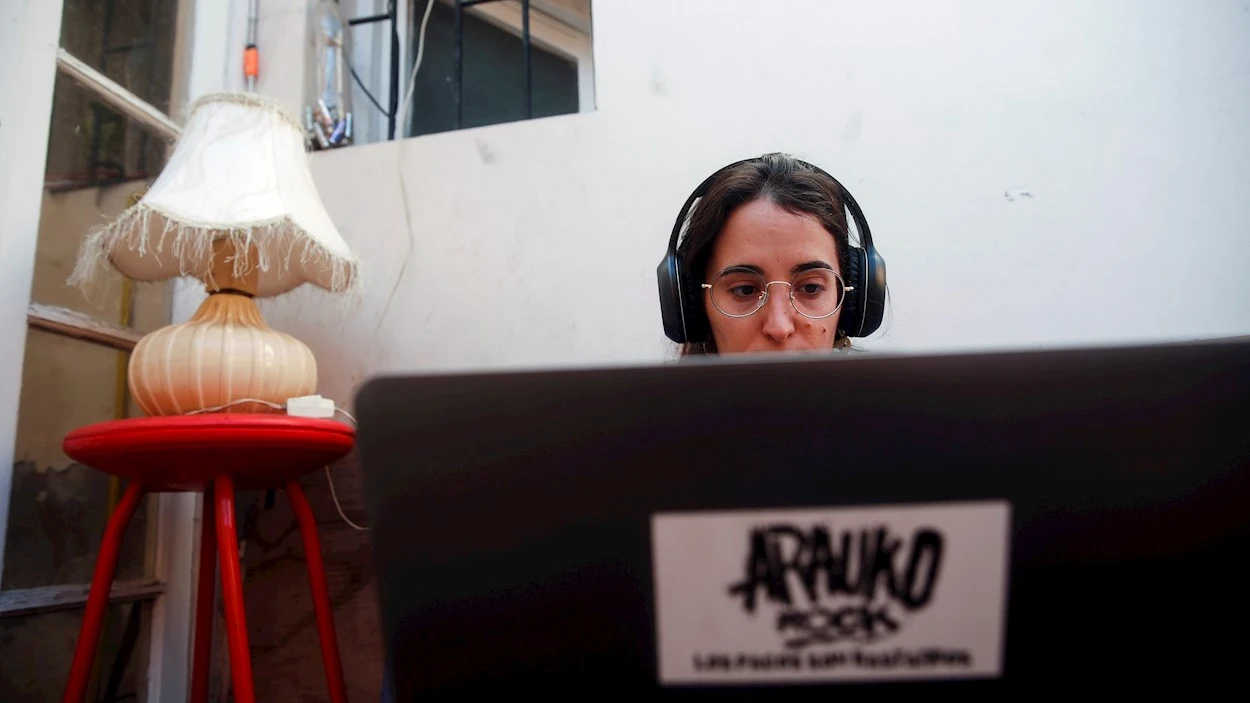 Una mujer trabajando desde su casa