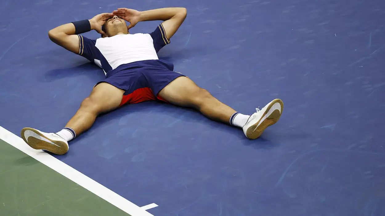 La emocionante celebraci&oacute;n de Carlos Alcaraz tras imponerse a Tsitsipas en el US Open