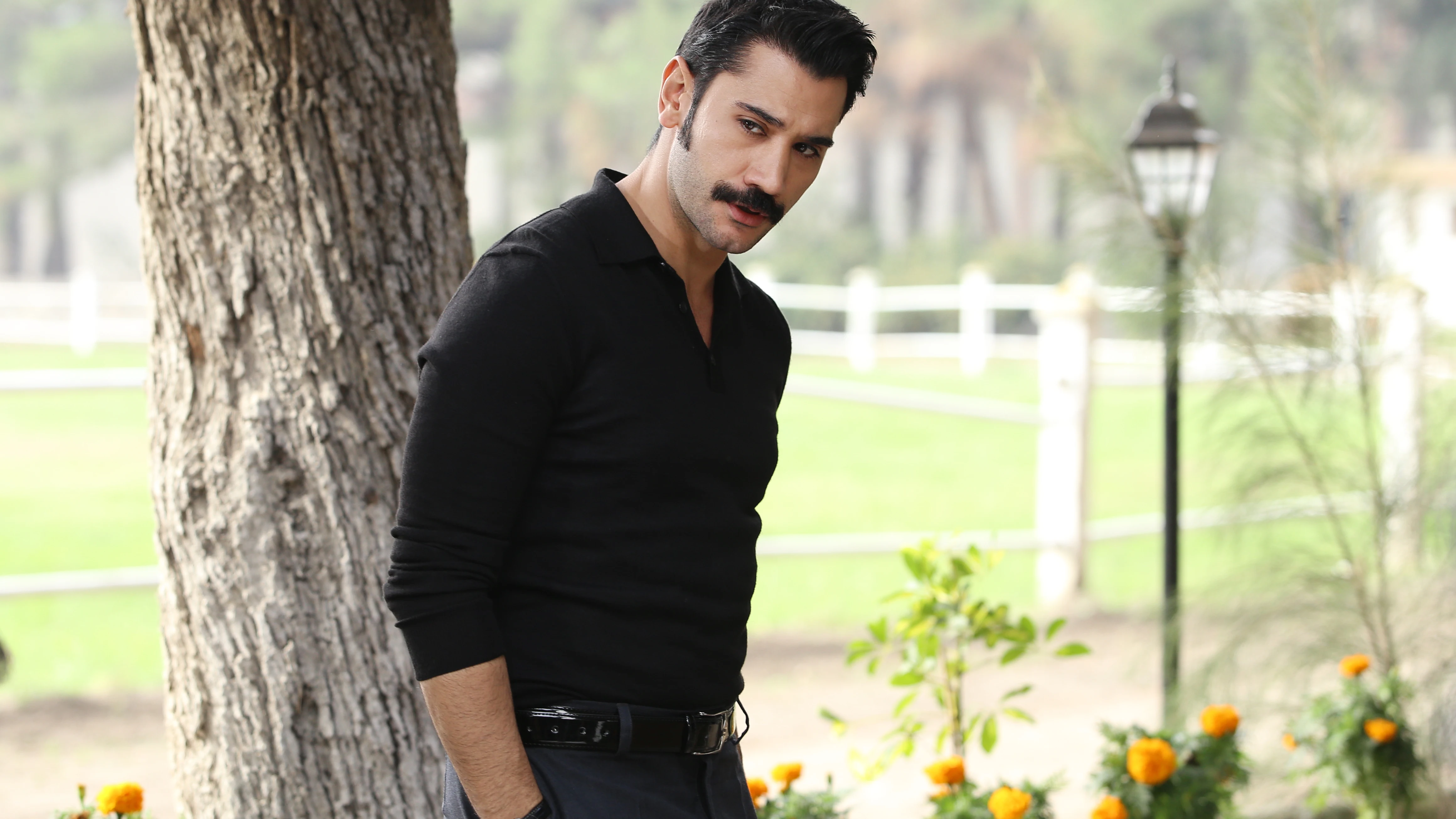¿Quién es Uğur Güneş? Conocemos a uno de los protagonistas de ‘Tierra Amarga’ El actor interpreta a Yilmaz Akkaya en la novela turca.