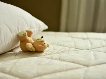 Colchón con un peluche Colchón con un peluche