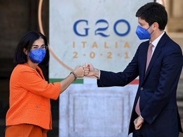 La ministra de Sanidad española Carolina Darias y el ministro italiano, Roberto Speranza en la reunión del G20 hoy en Roma