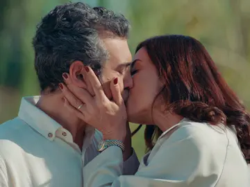 El beso entre Asya y Volkan que despierta la furia de Derin El beso entre Asya y Volkan que despierta la furia de Derin