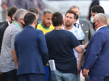 Las autoridades sanitarias interrumpen el partido Brasil-Argentina para sacar del campo a 4 jugadores de la Premier