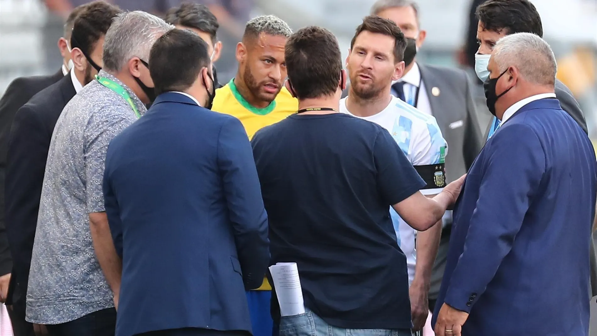 Las autoridades sanitarias interrumpen el partido Brasil-Argentina para sacar del campo a 4 jugadores de la Premier
