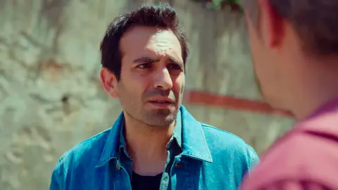 La pequeña mentira de Öykü que levanta la peor de las sospechas en Demir La pequeña mentira de Öykü que levanta la peor de las sospechas en Demir