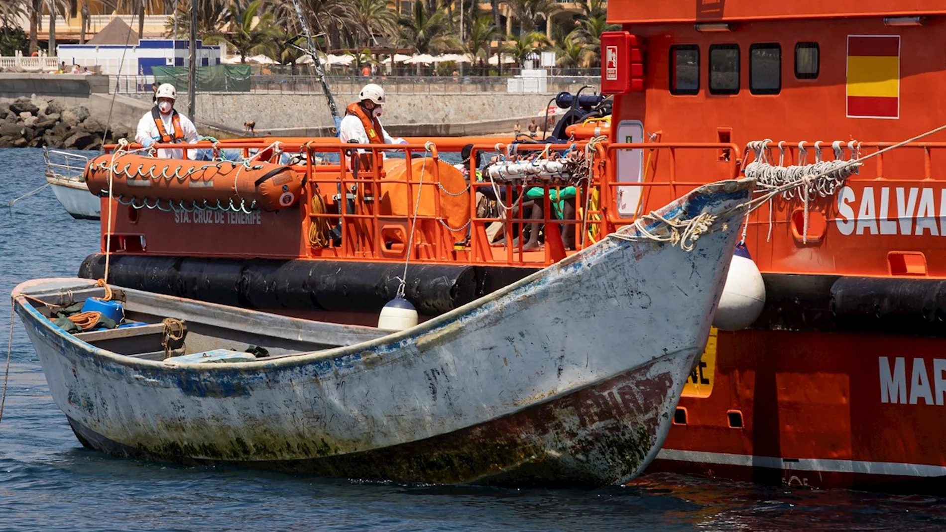 Rescatadas 30 personas de una patera en aguas de Cádiz y otras dos que navegaban en una rueda de camión en el Estrecho