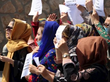 Protesta de mujeres afganas este viernes en Kabul.