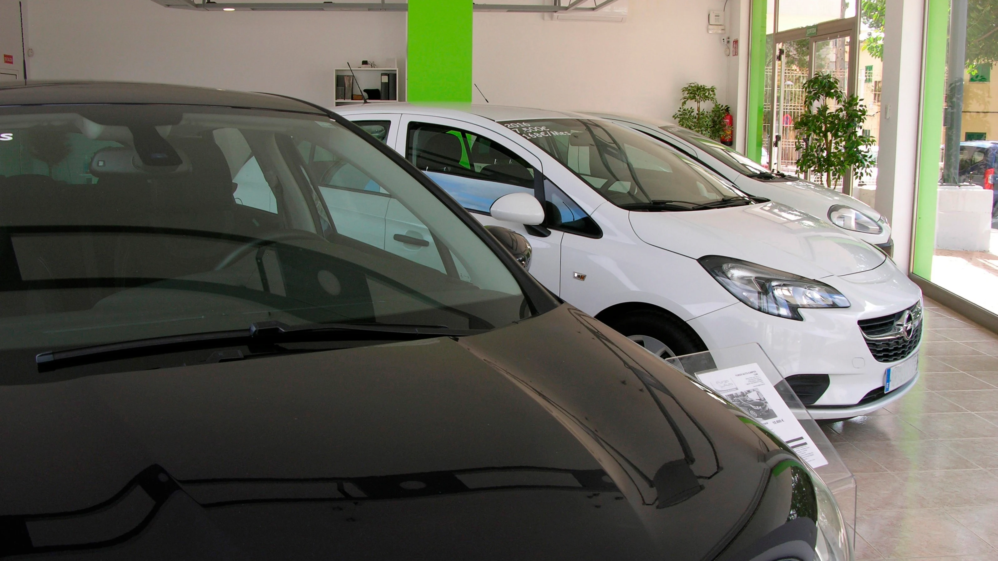 Coches en un concesionario Coches en un concesionario