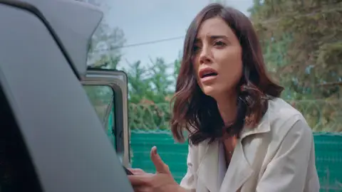 Asya se da de bruces contra la realidad: Derin es la amante de Volkan Asya se da de bruces contra la realidad: Derin es la amante de Volkan