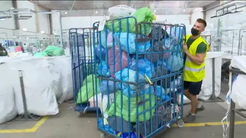 Organizan ropa donada Organizan ropa donada