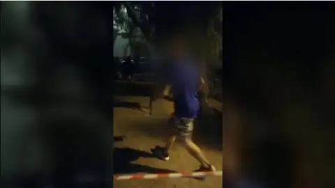 Un hombre siembra el pánico en Castellón al sacar una pistola y huir usando un niño como escudo humano Un hombre siembra el pánico en Castellón al sacar una pistola y huir usando un niño como escudo humano