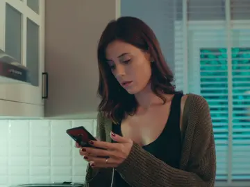 El móvil de Volkan destapa una nueva prueba: Asya descubre una reserva de hotel El móvil de Volkan destapa una nueva prueba: Asya descubre una reserva de hotel