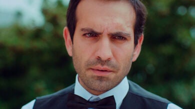 Demir, arrepentido y avergonzado de sí mismo al revivir el despreciable padre que era con Öykü
