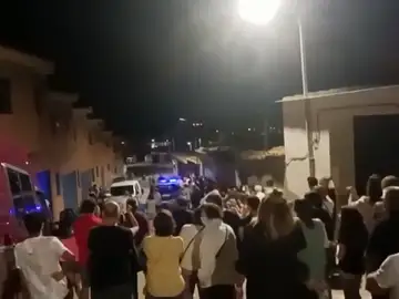 Los vecinos de Almonacid logran que los okupas de 4 viviendas se marchen gracias a una cacerolada Los vecinos de Almonacid logran que los okupas de 4 viviendas se marchen gracias a una cacerolada