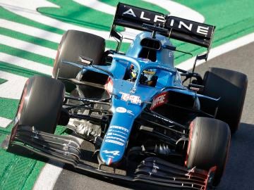 Alonso vuelve a brillar en el GP de los Países Bajos: brutal salida, pique con Ocon y adelantamiento a Sainz