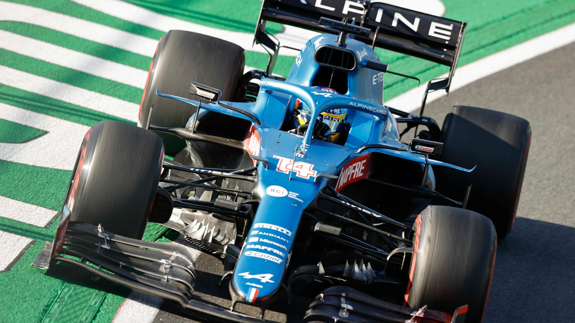 Alonso vuelve a brillar en el GP de los Países Bajos: brutal salida, pique con Ocon y adelantamiento a Sainz
