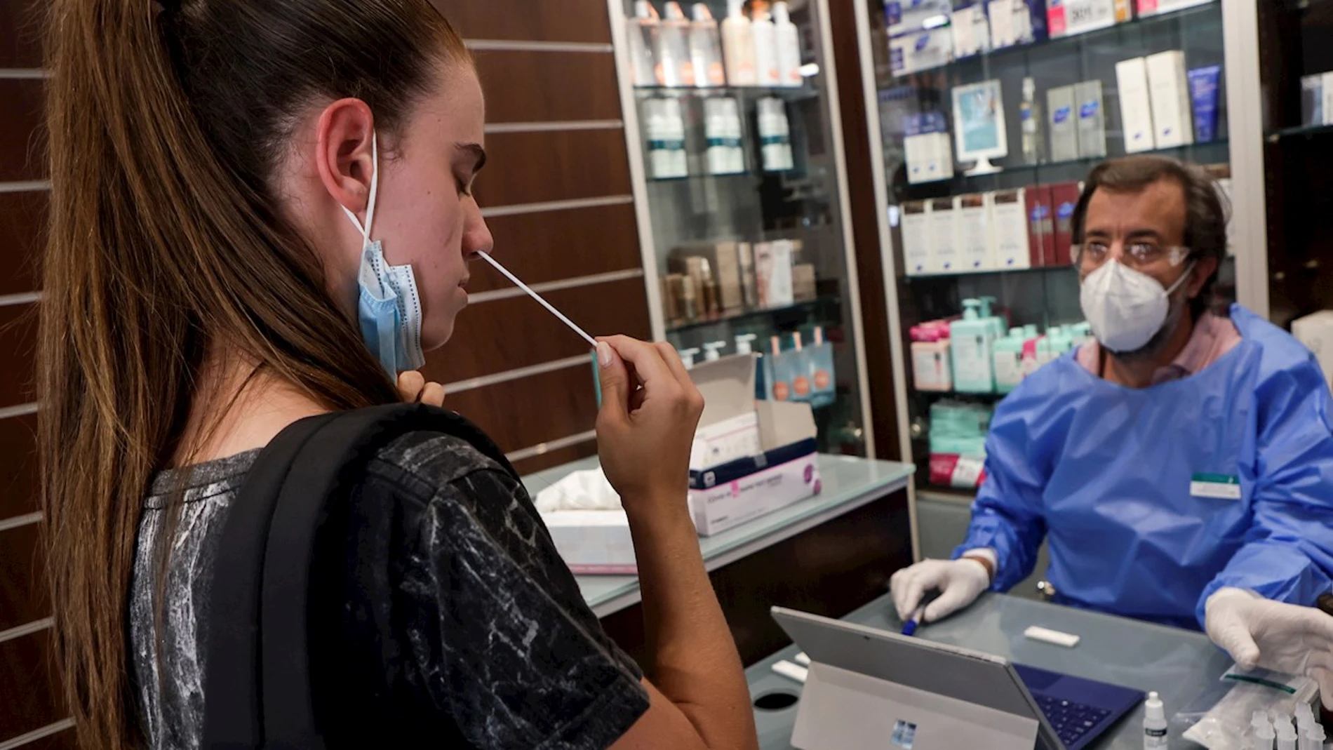 Una joven se somete a un autotest de antígenos en la farmácia Bagaría Casanova de l´Hospitalet de Llobregat.