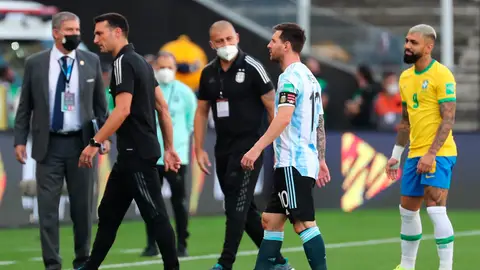 Scaloni y Messi abandonan el campo Scaloni y Messi abandonan el campo