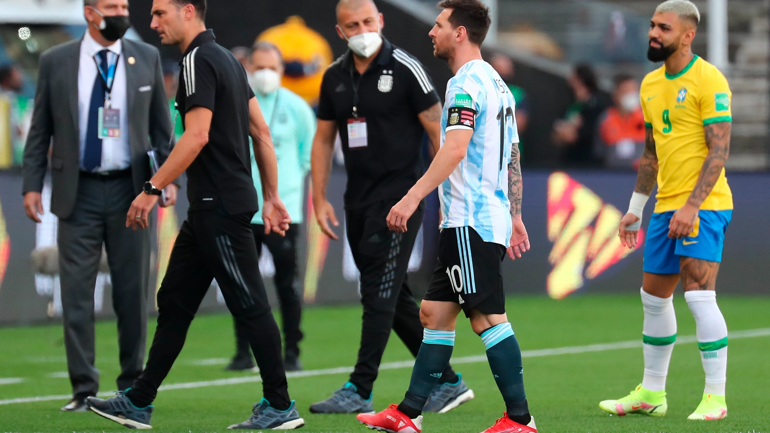 Scaloni y Messi abandonan el campo Scaloni y Messi abandonan el campo