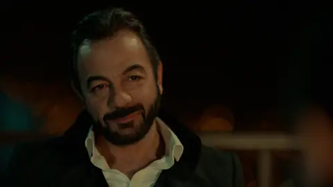 Fekeli a Hünkar: Si una novia no sonríe el día de su boda es porque no es feliz. ¿Tú lo eras? Ambos se han vuelto a ver en el mítico mirador que ha conocido su historia