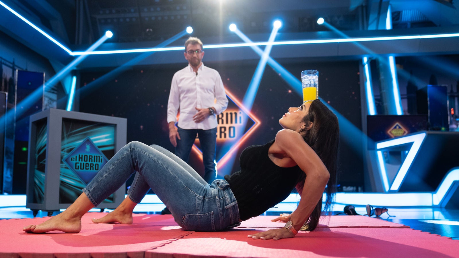 Pilar Rubio afronta un improvisado reto en 'El Hormiguero 3.0': un vaso de zumo sobre la frente y mucho equilibrio 